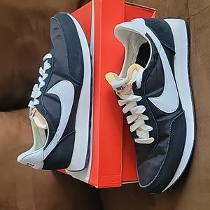 NWT Nike Waffle Trainer 2, Gradeschool Boys Sz 7, Blk/Wht